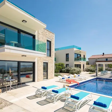 Sun Apartment *